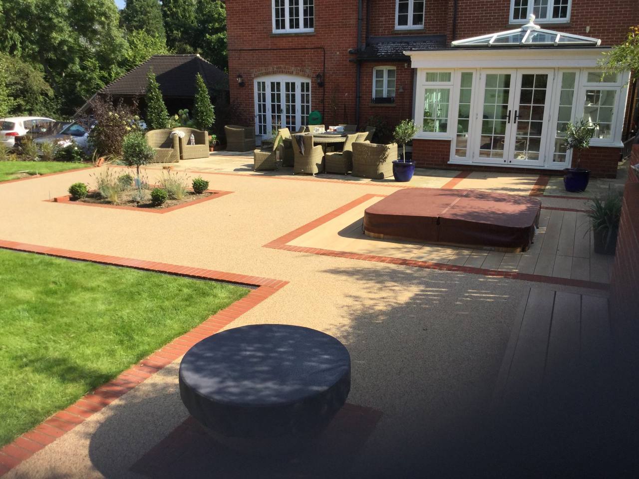 This is a photo of a resin patio installed in Rotherham by Rotherham Resin Driveways